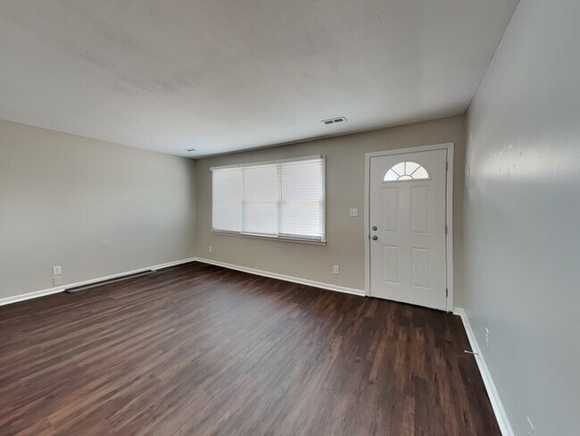 Foto del edificio - 3 bed 1.5 with front and rear decks!