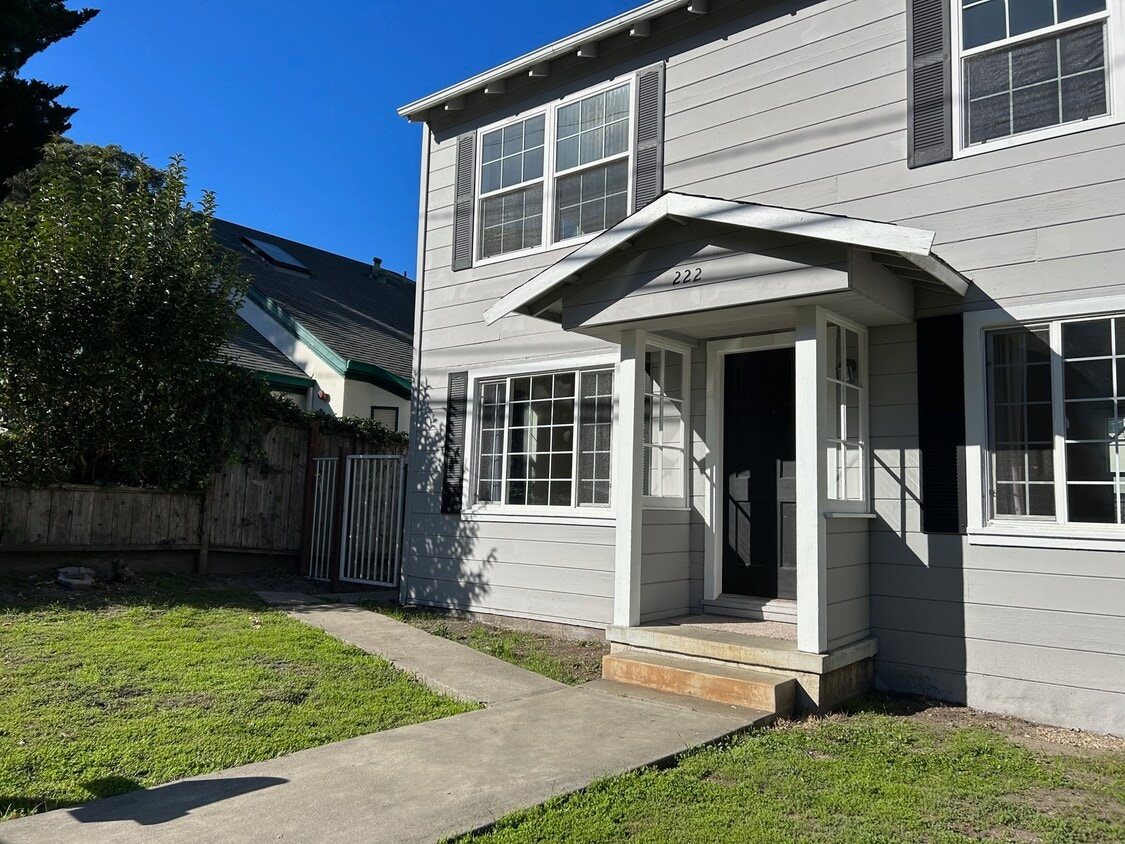 Primary Photo - 222 Mora St