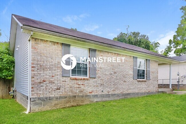 Building Photo - 3 Bedroom Pet-Friendly Home in Louisville, KY with Main Street Renewal
