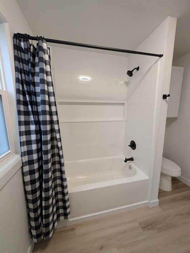 Building Photo - Gorgeous 3 Bed 2 Bath Orchards House with Shop