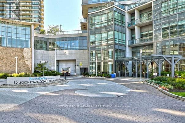 Photo du bâtiment - 2240 Lake Shore Blvd W