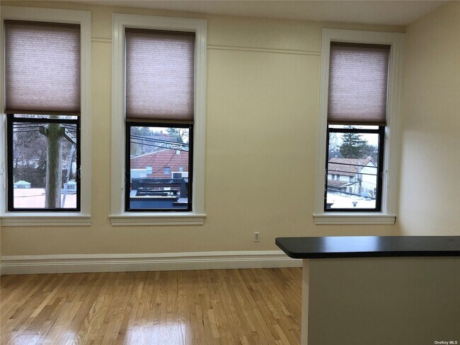 Building Photo - 303 Main St