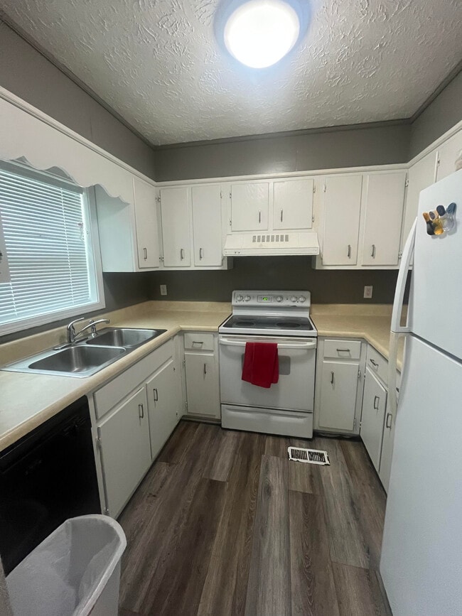 Kitchen - 134 Newtown Rd NE