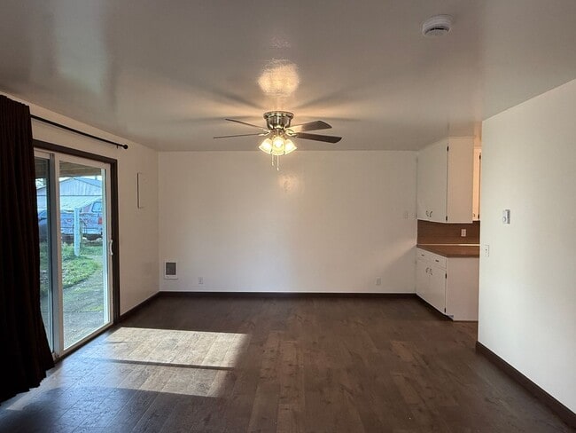 Foto del edificio - 2 Bed, 1 Bath + Bonus Room & Carport - peaceful country living just minutes from town!