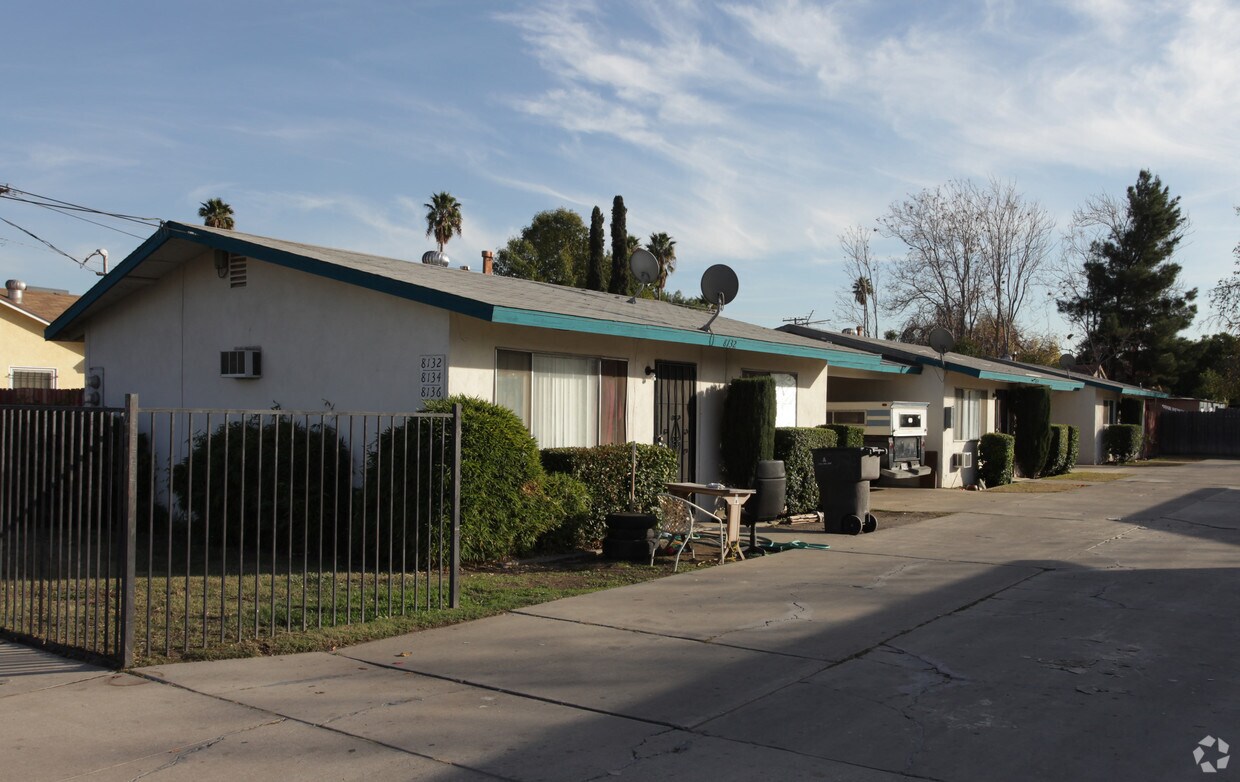 Primary Photo - 8132-8146 Cypress Ave