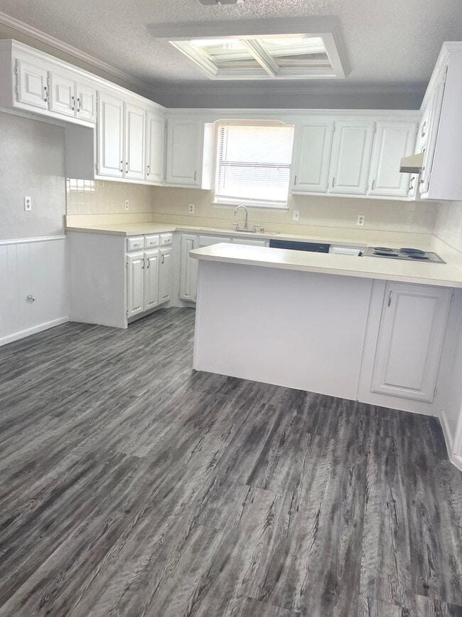 Building Photo - 3 bed 2 bath 2 car Garage