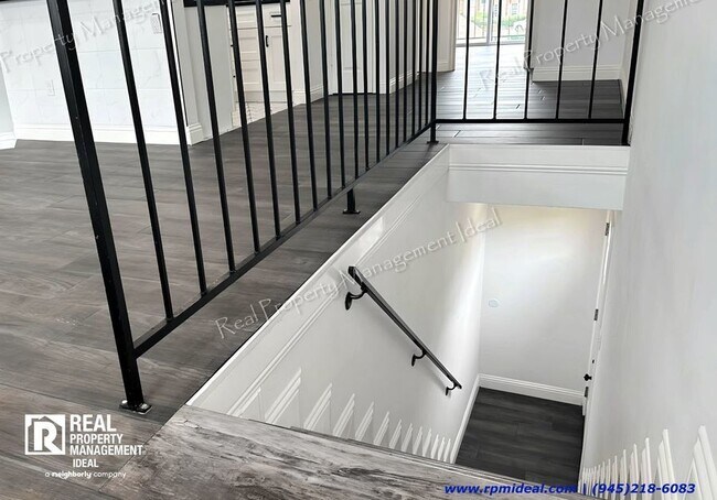 Building Photo - $1,275 - 1bed / 1Bath - Modern House in Me...