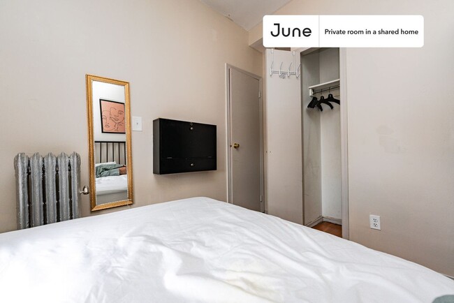 Foto del edificio - Private bedroom in 3 bed/1 bath Home