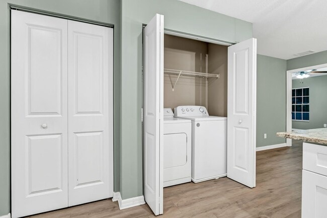 Building Photo - Enchanting 4-Bed 2-Bath Bungalow: Bradento...