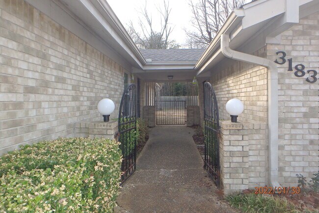 Gated entry way - 3183 Teaberry Ln