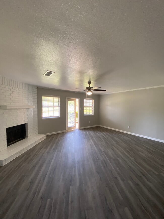 Building Photo - Central Park