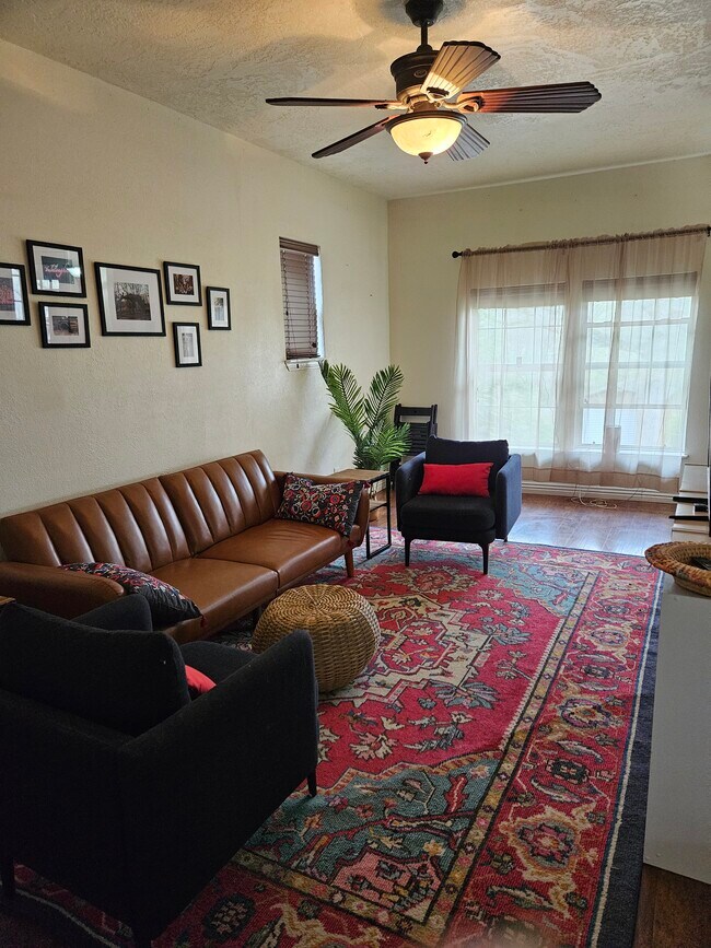 sala de estar con mucha luz natural - 3 Morris Ln