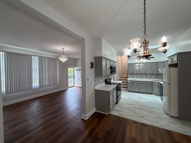 Building Photo - 5825 Lamont Dr