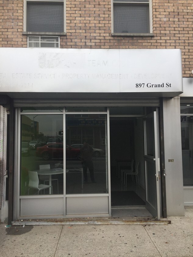 Building Photo - 897 Grand St