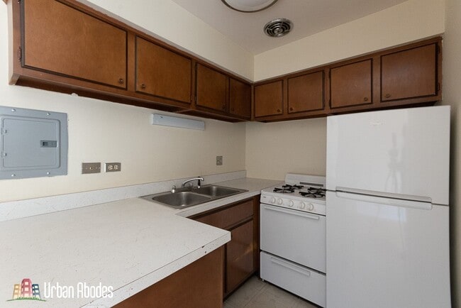 Building Photo - 659 W Wrightwood Ave