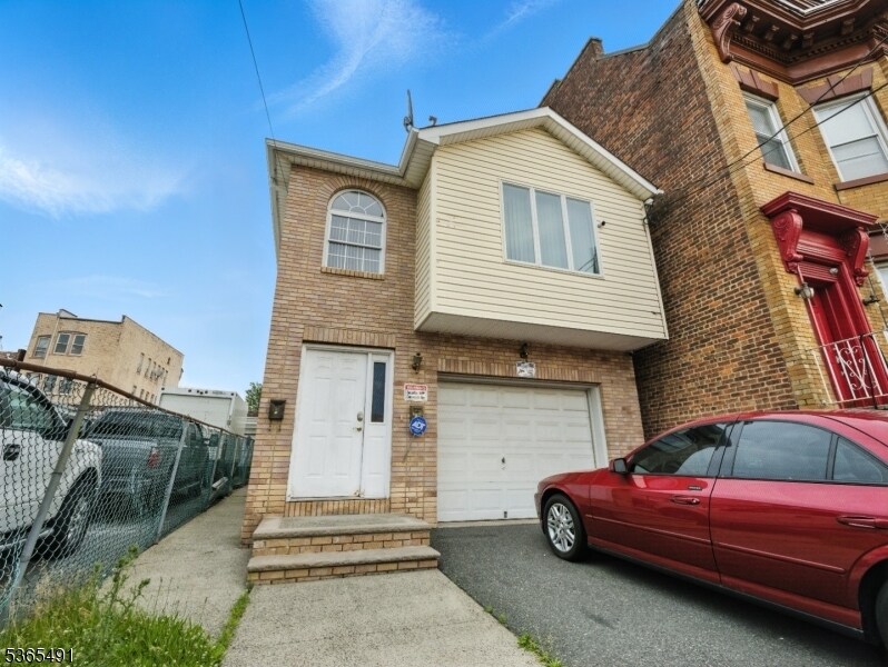 Primary Photo - 101 Parker St