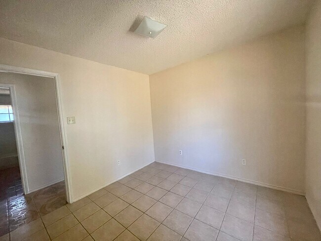 Building Photo - 400 N Linden St