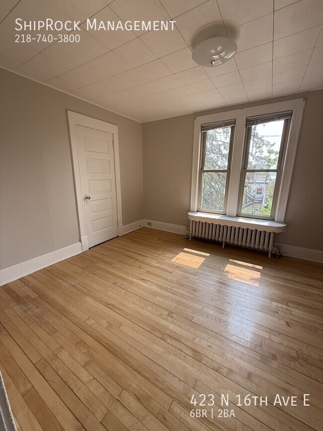 Foto del edificio - 423 N 16th Ave E