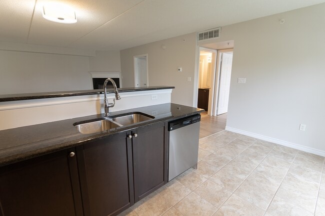 Photo du bâtiment - 1370-1370 Main St E