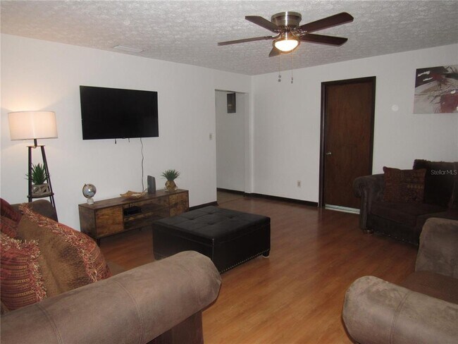 Building Photo - 9621 N Hartts Dr