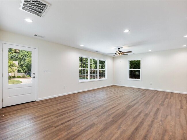 Building Photo - 8079 Beachwood Dr