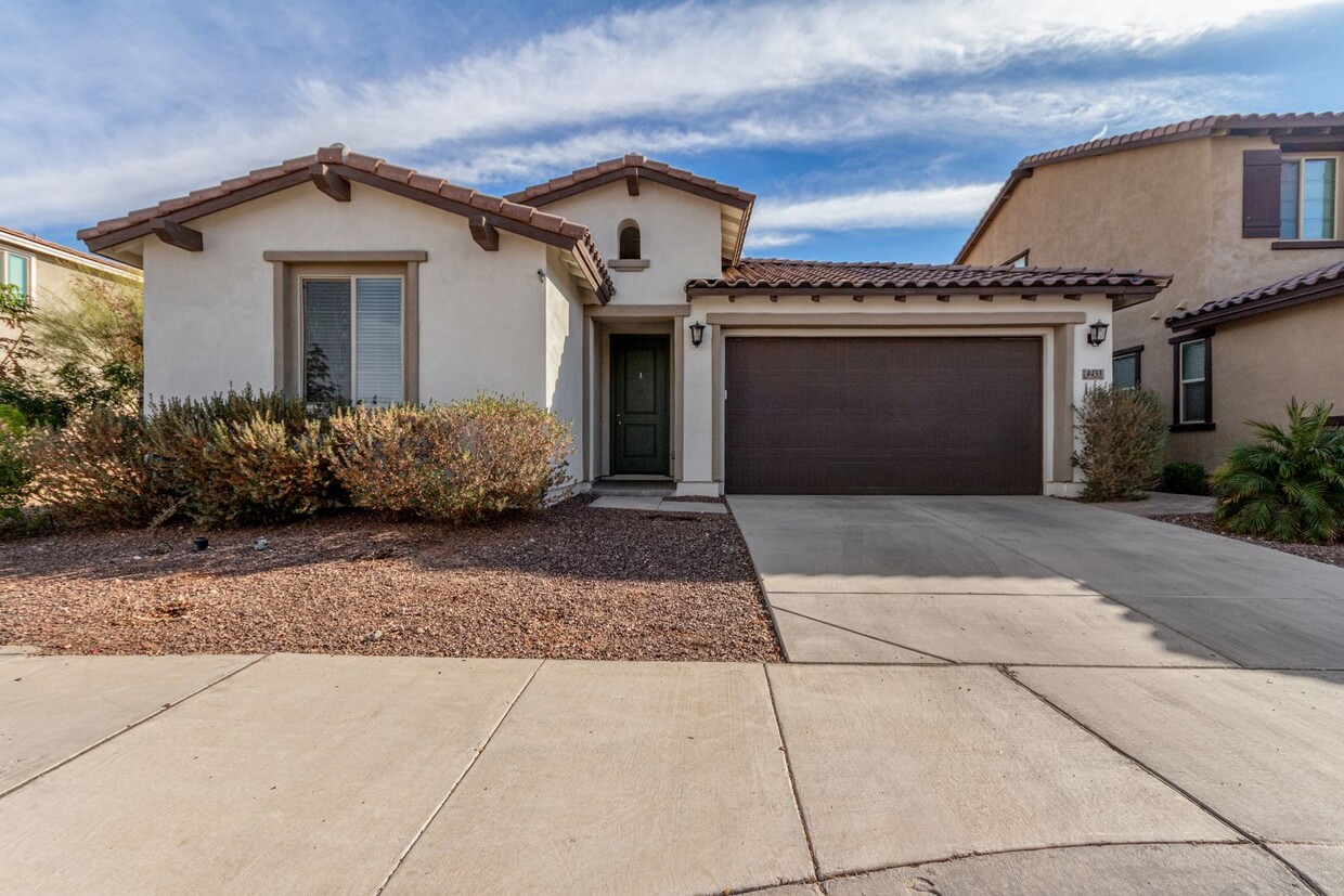 Foto principal - Move-In Ready Home with Verrado Amenities!