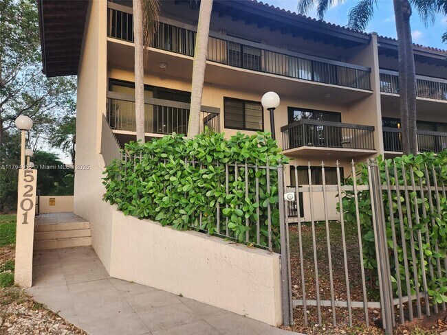 Foto del edificio - 5201 Orduna Dr