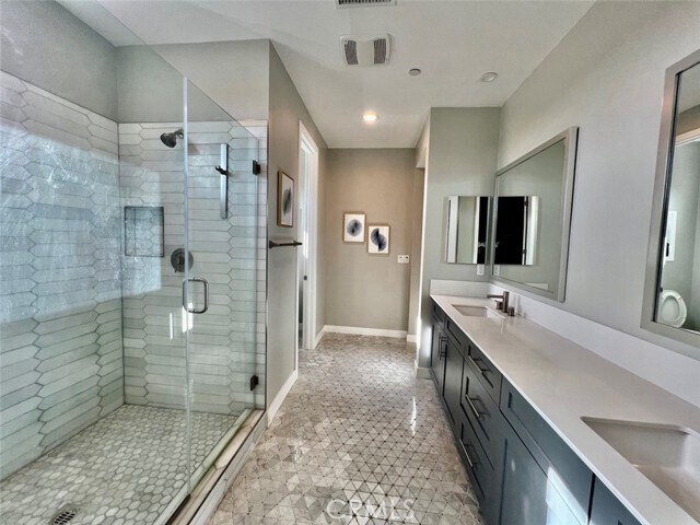 Foto principal - 14331 Van Ness Ave