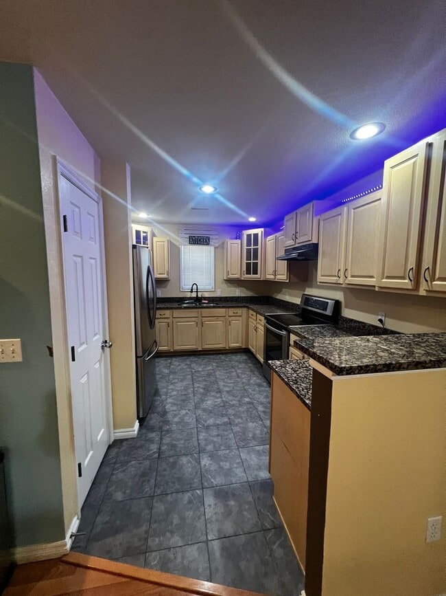 Building Photo - Charming Townhome, Prime Location, Cozy Li...