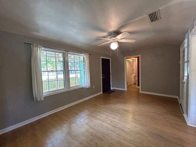 Building Photo - Adorable Oak Park 2/1 With Garden Oasis