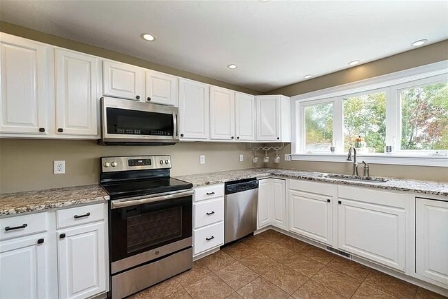 Building Photo - 32 Fox Meadow Dr