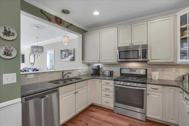 Building Photo - 2814 Bennington Dr