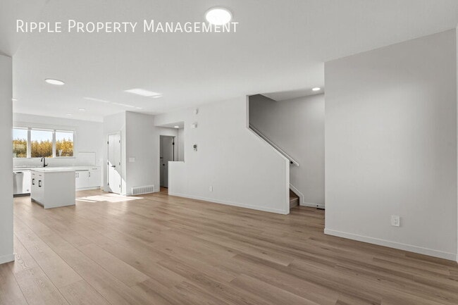 Building Photo - AMAZING  3 BEDS/ 2.5 BATHS UPPER UNIT