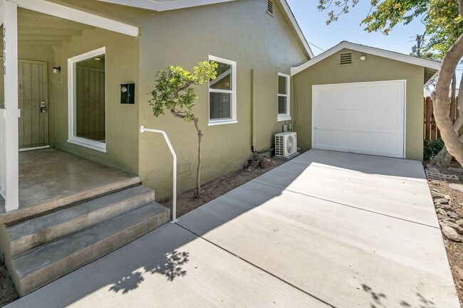 Foto del edificio - Remodeled La Loma Bungalow!