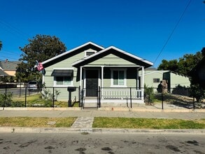 Building Photo - 117 Hathaway St