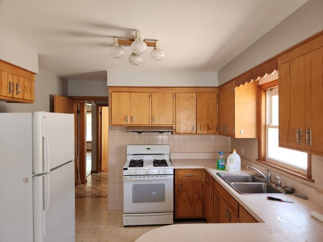 Building Photo - 7512 W Touhy Ave