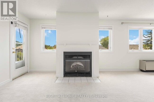 Photo du bâtiment - 195 Lake Driveway W