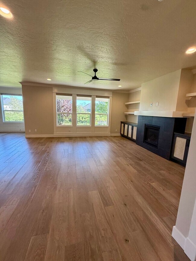 Building Photo - Welcome to this stunning 5-bedroom, 3.5-ba...