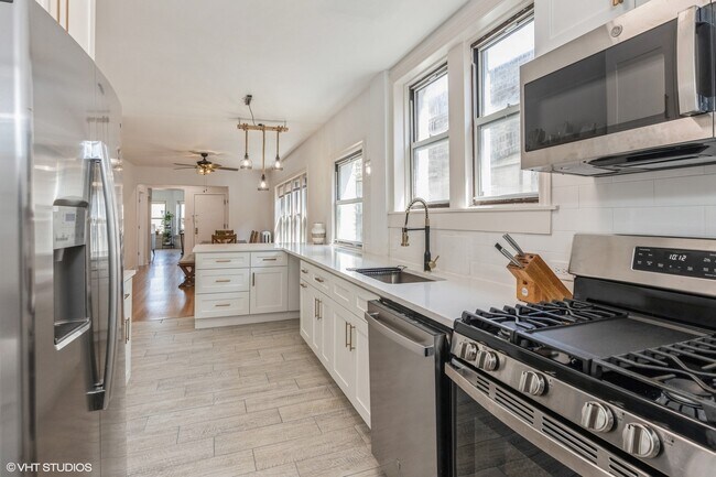 Building Photo - 5638 N Christiana Ave