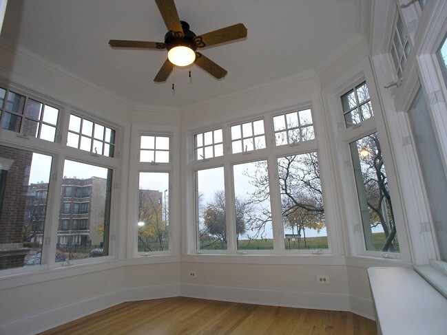 Foto del diseño de interior - 7710 N Eastlake Ter