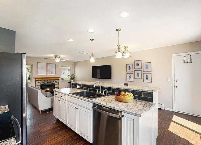 Building Photo - 13270 Grove Way