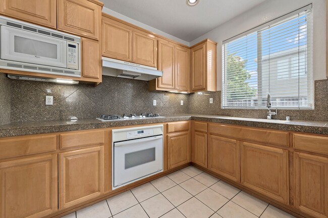 Building Photo - Spacious 3 Bedroom/2.5 Bath Home