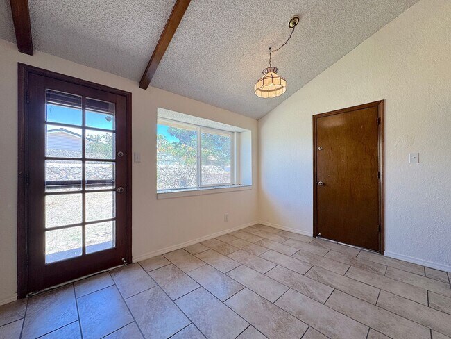Building Photo - Northeast El Paso 3 Bed 2 Bath