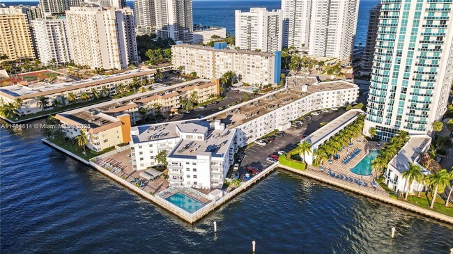 Building Photo - 1913 S Ocean Dr