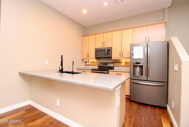 Building Photo - 7116 W Ivanhoe St