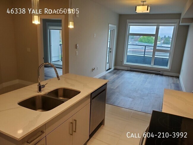 Photo du bâtiment - 5th Floor Corner Unit in Yaletown Living- 3 Month Utilities Included!