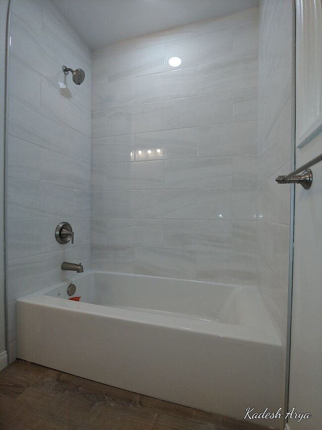 Building Photo - Large 5 Bedroom 3 Bath House that Sleeps 6...