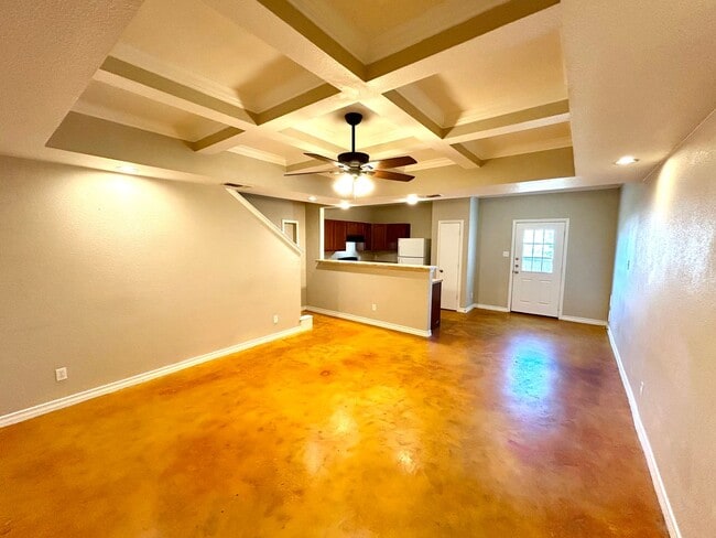 Building Photo - **MOVE IN SPECIAL** 3 Bedroom 2.5 Bathroom Town Home!