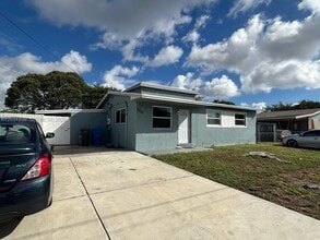 Building Photo - 3921 SW 31st Dr
