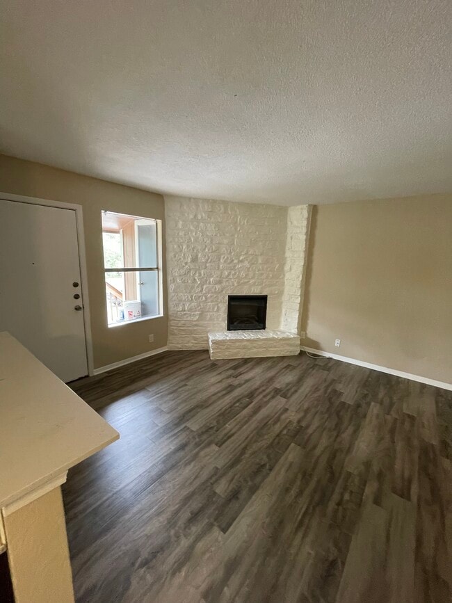 Building Photo - 501 Algerita Dr